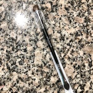 Younique Angled Shadow Sponge Brush